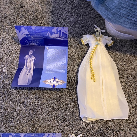 Franklin Mint Titanic Rose collection with trunk and full wardrobe - Picture 14 of 17